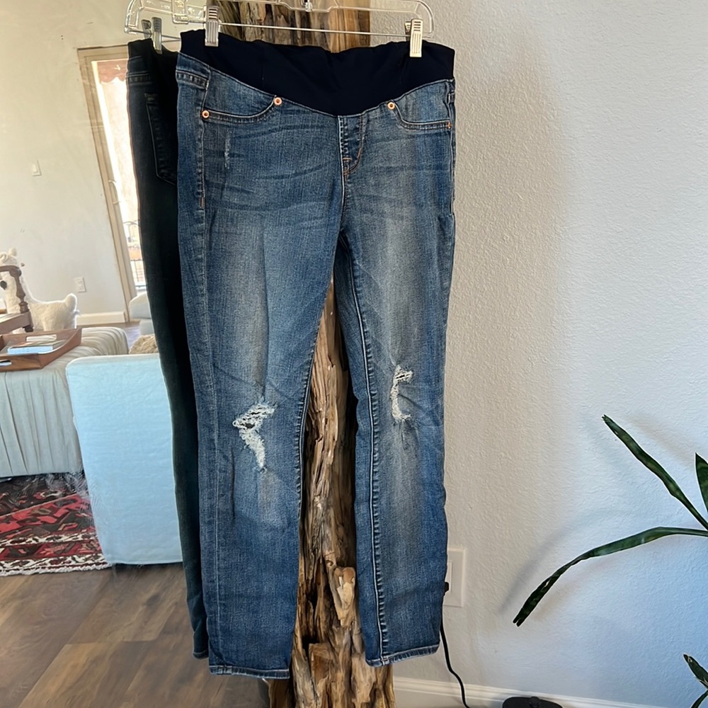 Ingrid & Isabel maternity skinny jeans